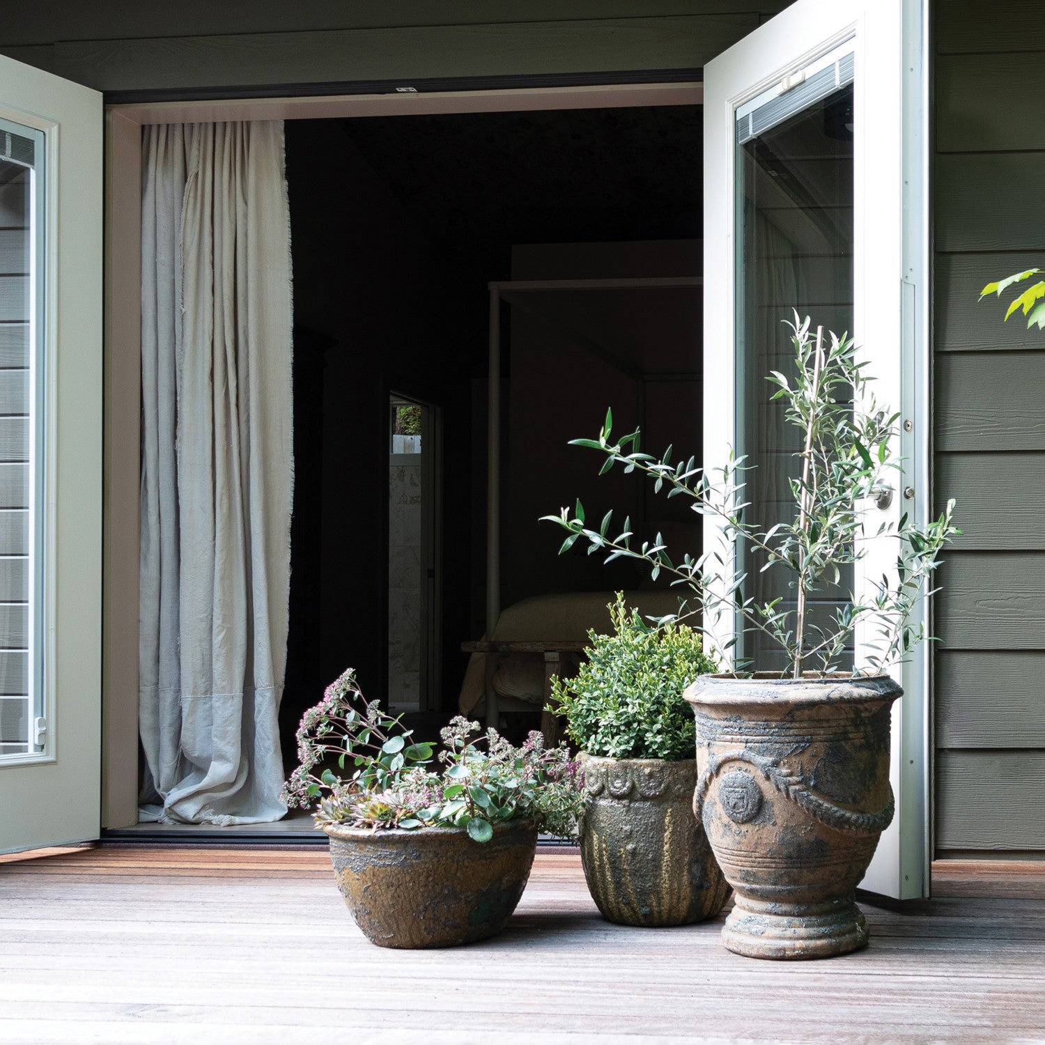 Mediterranean Medallion Urn Planters