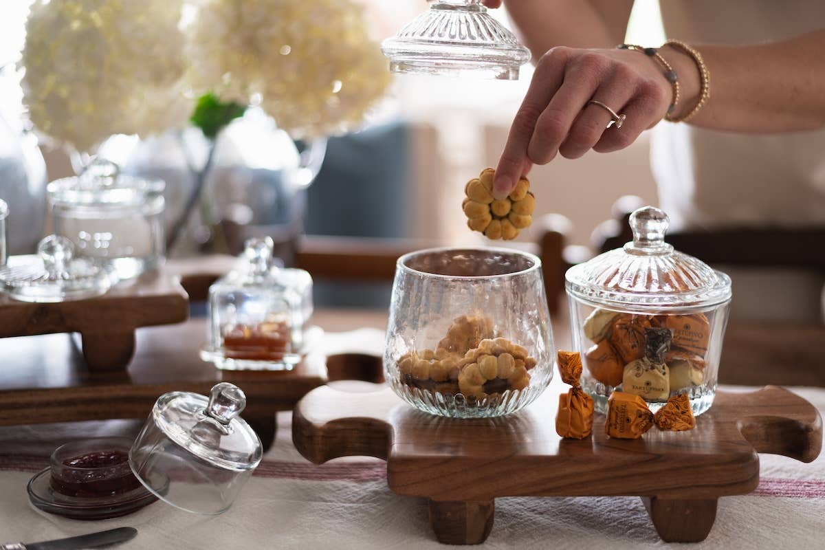 Normandy Footed Riser with Double Handles